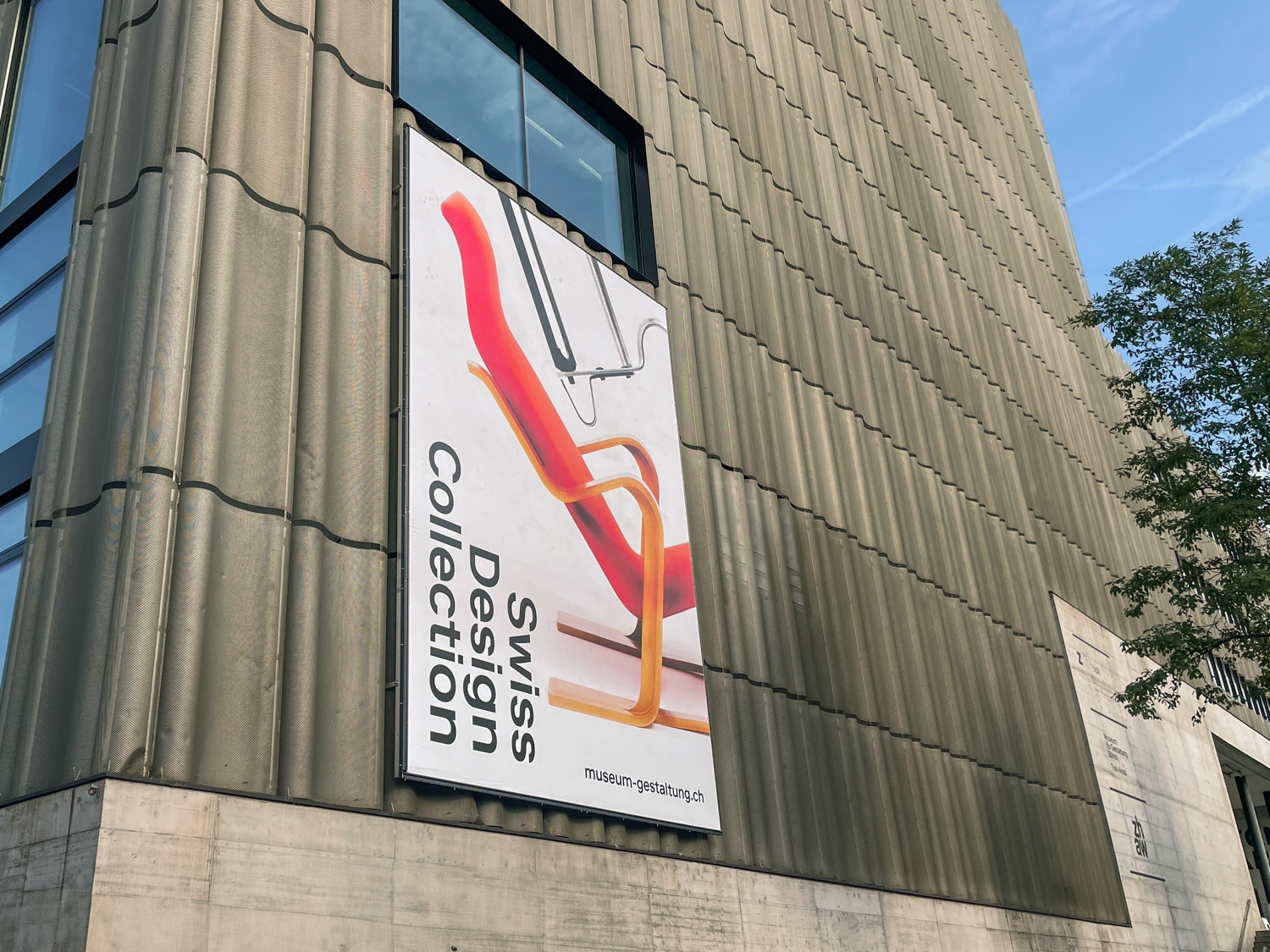 Grossformatiger Fassadenbanner mit Swiss Design Collection Motiv am Toni-Areal, Zürich, Standort des Museums für Gestaltung