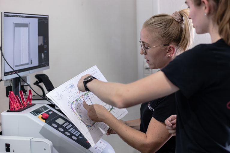 Zwei Mitarbeiterinnen bei der Konzeptentwicklung und Gestaltung am Arbeitsplatz im Atelier