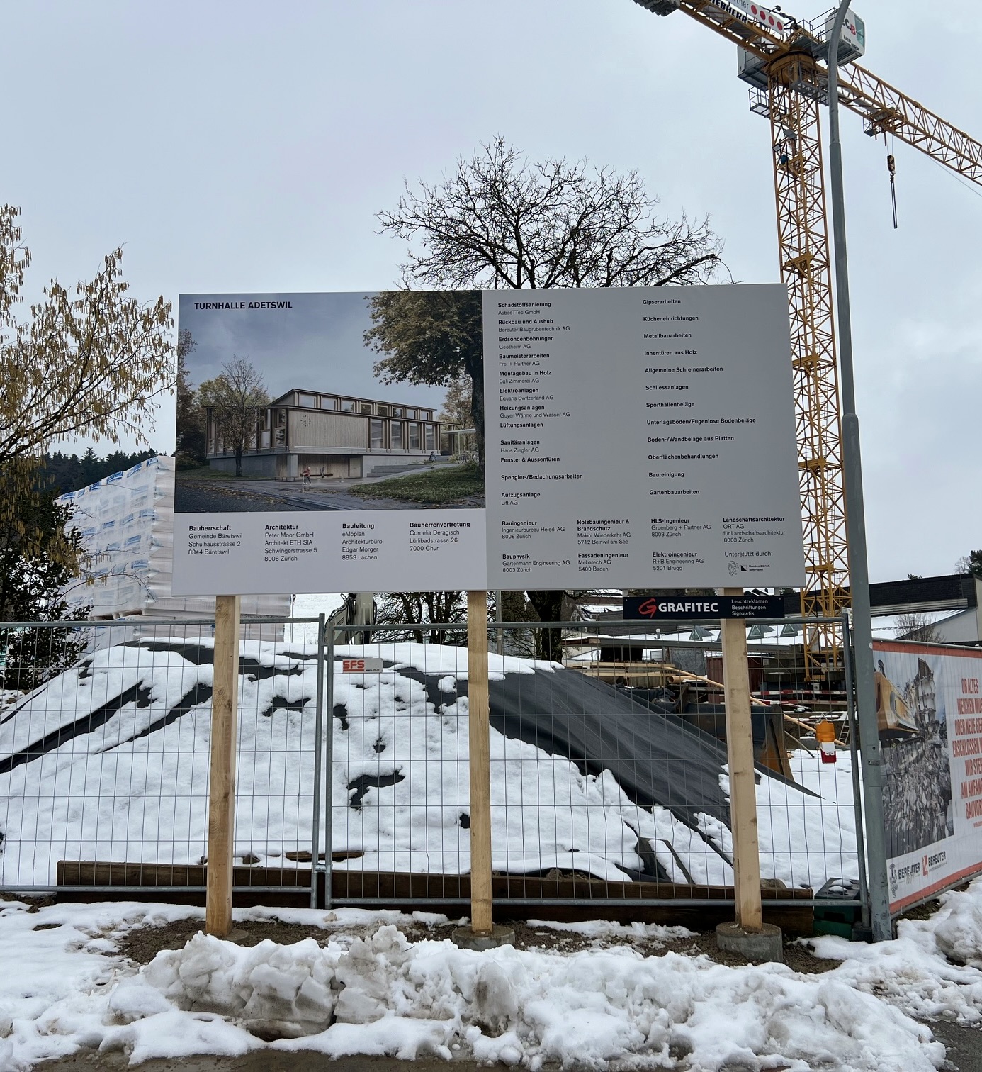 Baureklame mit Unternehmerliste auf der Baustelle