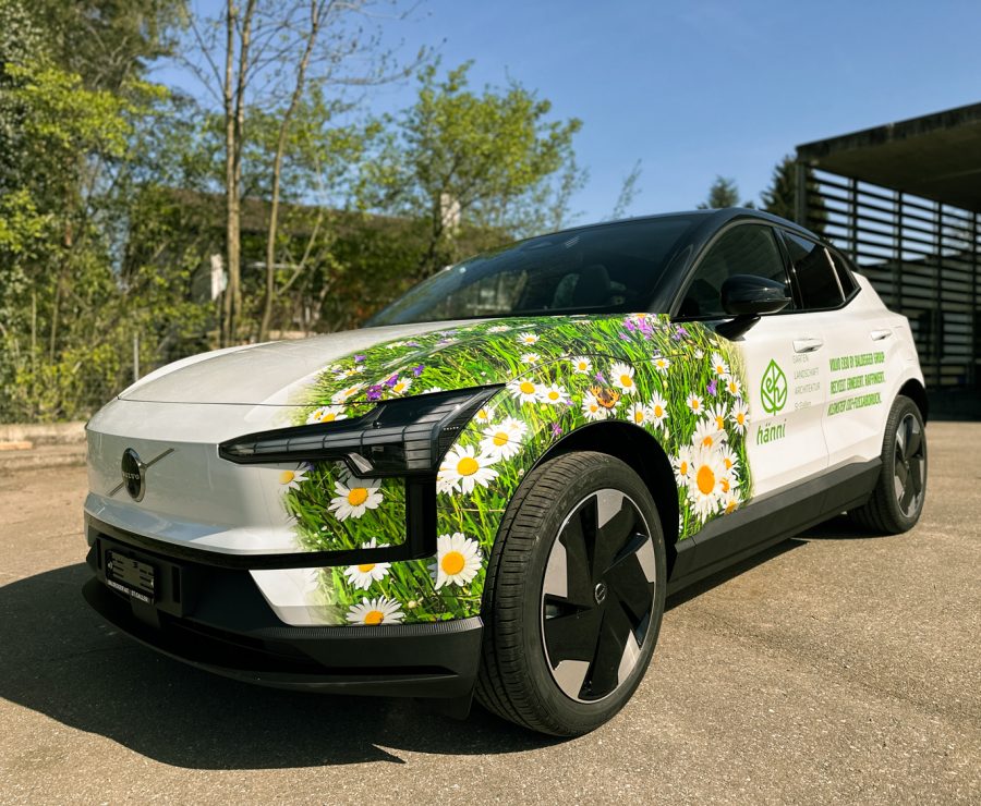 Teilfolierung eines Volvo SUV mit Blumenwiesen-Motiv als auffällige Fahrzeugbeschriftung