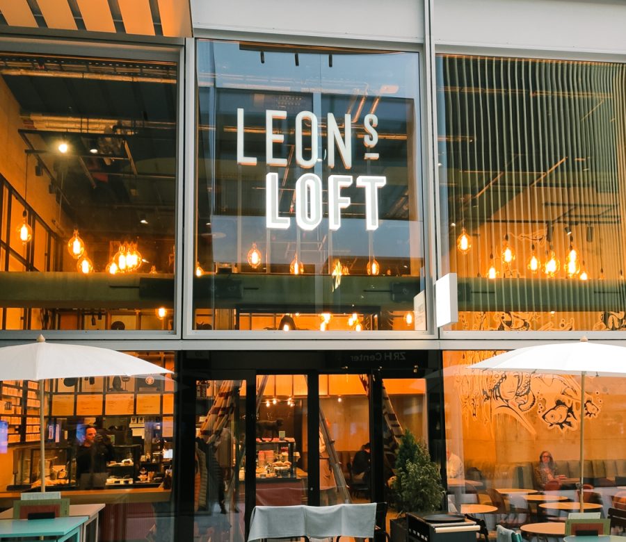 Leuchtschrift mit Schriftzug Leon's Loft an einer Glasfassade eines Restaurants