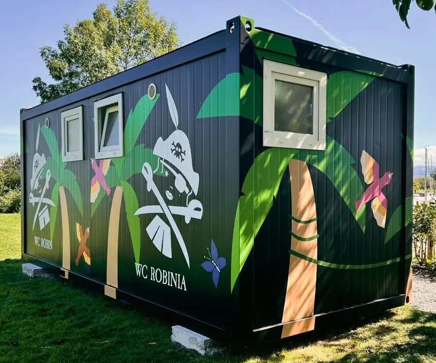 Vollbeklebter Container mit farbiger Illustration und Schriftzug WC Robinia im Aussenbereich