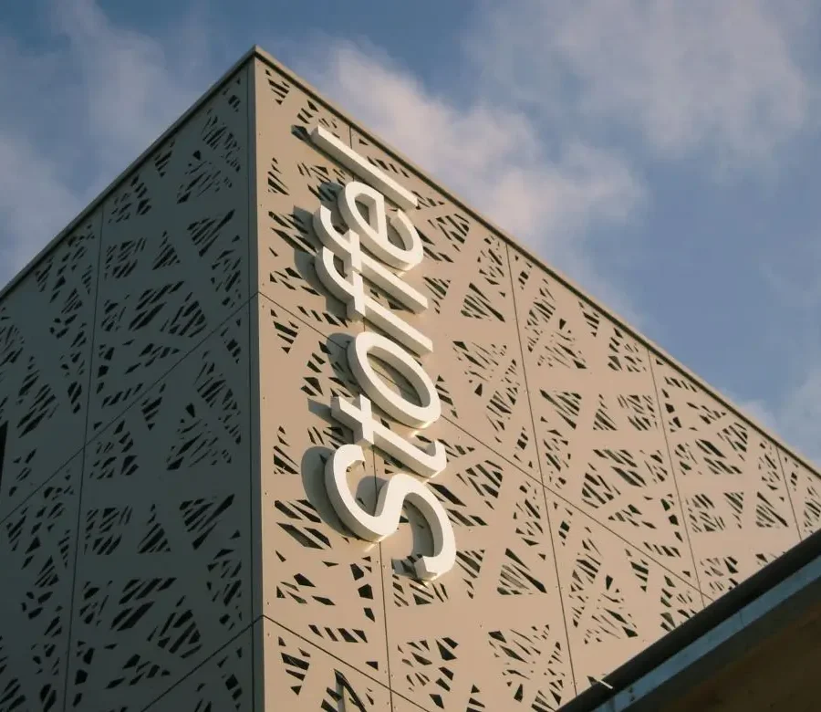 Fassadenbeschriftung Stoffel mit moderner Architektur