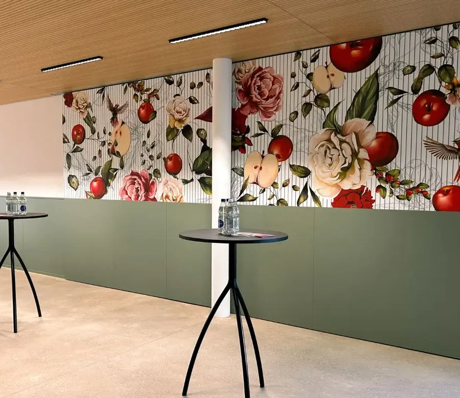 Individuell bedruckte Tapete mit Blumen- und Fruchtmotiv in einer Raiffeisen Filiale